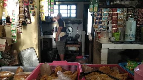 Penjaga Warung Ngenthu .